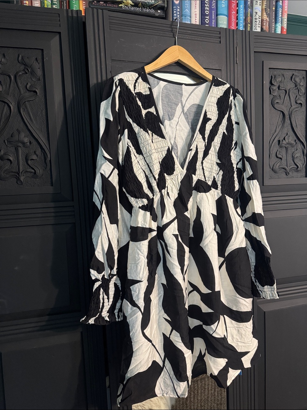 NEW Cupshe Black + White Abstract Print V-Neck Women’s Dress